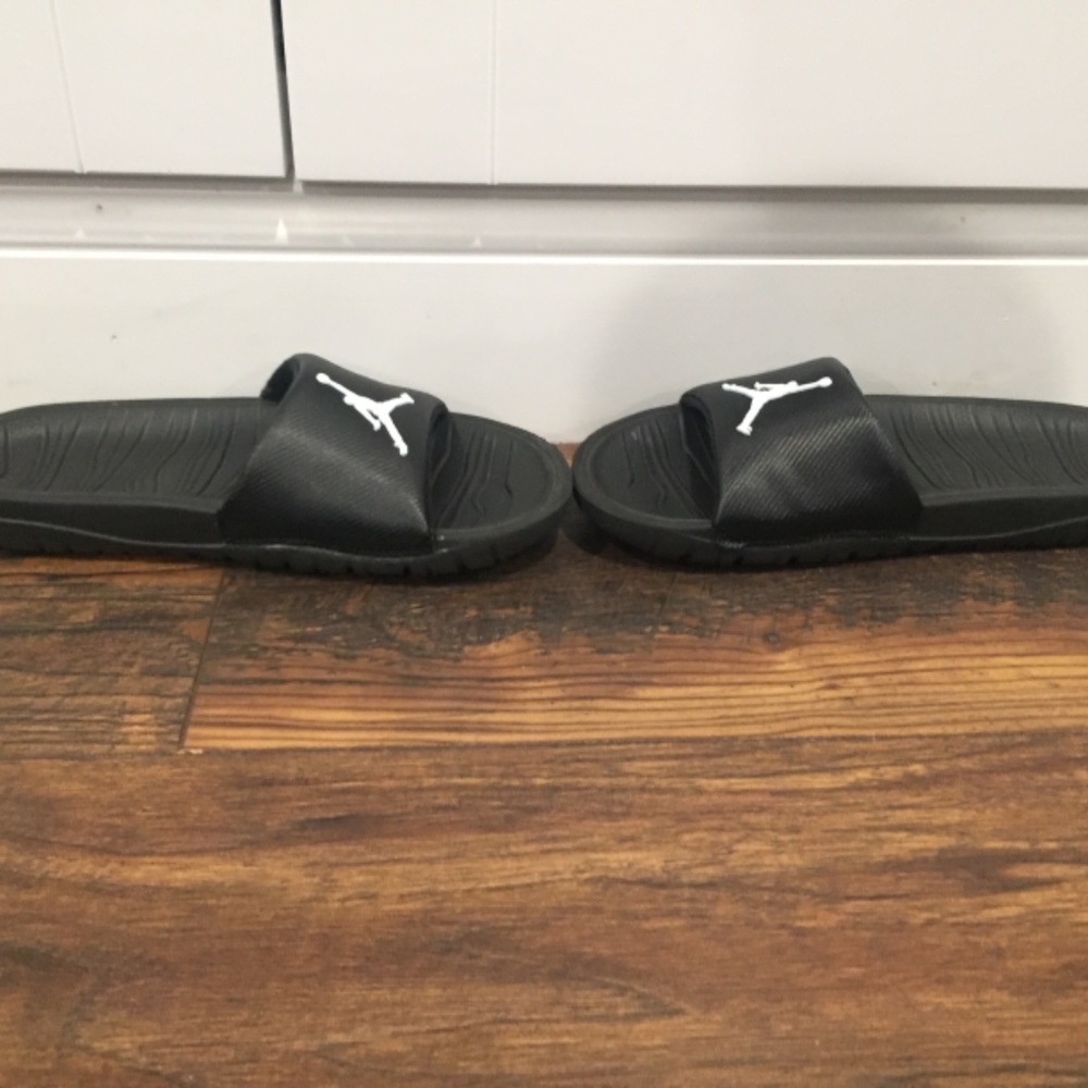 Jordan slides - Picture 2 of 4